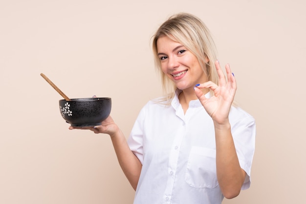 Szczęśliwy klient degustujący potrawę